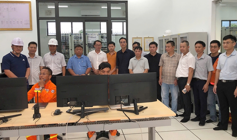 Đại diện các đơn vị liên quan chứng kiến thời khắc đóng điện dự án - Ảnh: VGP/Toàn Thắng