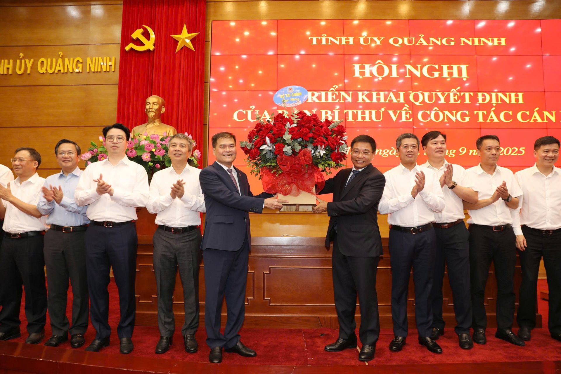 Bộ trưởng Bộ Tài chính Nguyễn Văn Thắng chúc mừng ông Bùi Văn Khắng giữ chức Chủ tịch UBND tỉnh Quảng Ninh. Bộ trưởng Bộ Tài chính Nguyễn Văn Thắng chúc mừng ông Bùi Văn Khắng giữ chức Chủ tịch UBND tỉnh Quảng Ninh.