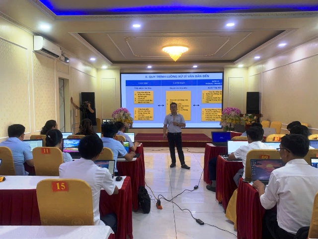 lớp tập huấn không chỉ giúp đội ngũ cán bộ cấp xã ở Nghệ An nâng cao năng lực ứng dụng công nghệ thông tin, mà còn tạo nền tảng vững chắc để đẩy mạnh chuyển đổi số ở cơ sở.