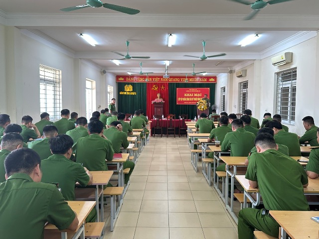 Quang cảnh buổi khai giảng lớp tập huấn công tác kỹ thuật hình sự cho các đơn vị Công an xã, phường.