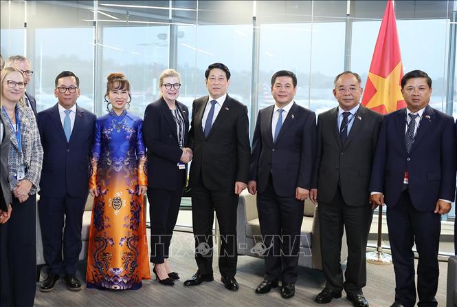 Chủ tịch nước Lương Cường với các đại biểu. Ảnh: Lâm Khánh/TTXVN