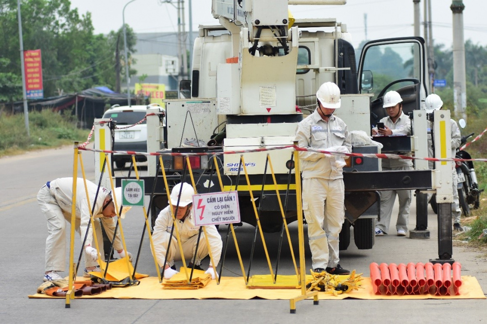 Công nhân đội sửa chữa điện nóng chuẩn bị các dụng cụ cần thiết cho một phiên làm việc