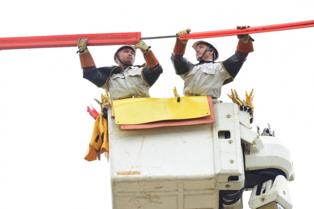 Công nhân đội sửa chữa điện nóng thao tác sửa chữa trên lưới điện “sống”