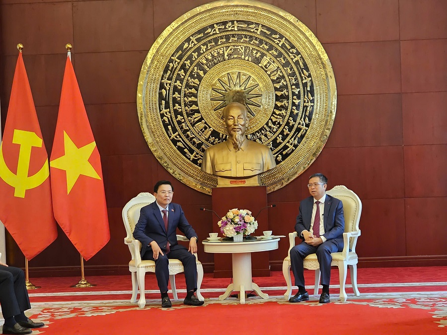 Bên phải là Ngài Đại sứ Phạm Thanh Bình, bên trái là Ông Nguyễn Thanh Hải Phó Bí thư Tỉnh ủy Bên phải là Ngài Đại sứ Phạm Thanh Bình, bên trái là Ông Nguyễn Thanh Hải Phó Bí thư Tỉnh ủy