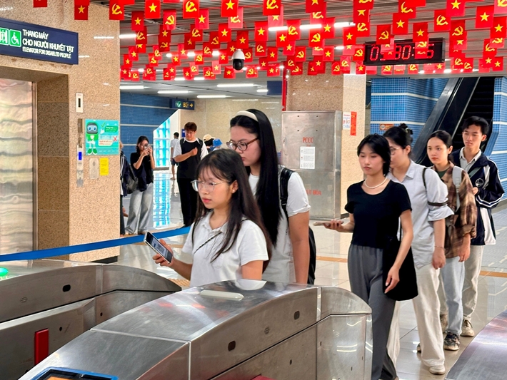 Hành khách trải nghiệm sinh trắc học khi đi tàu metro Cát Linh - Hà Đông. Ảnh: Phan Nho Hành khách trải nghiệm sinh trắc học khi đi tàu metro Cát Linh - Hà Đông. Ảnh: Phan Nho