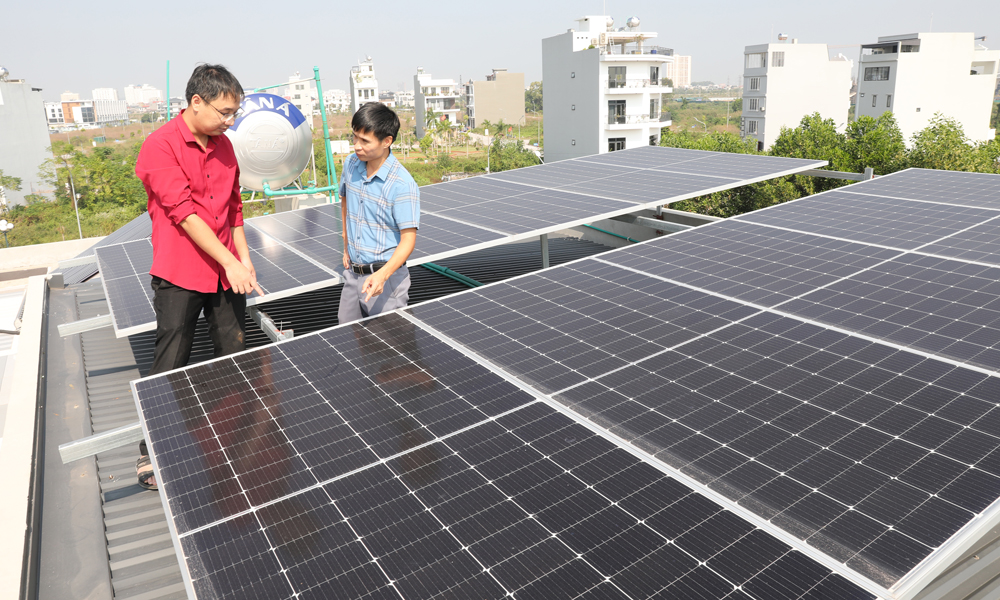 Hệ thống điện mặt trời mái nhà của hộ ông Thân Văn Vân, tổ dân phố An Phong, phường Tân Tiến.