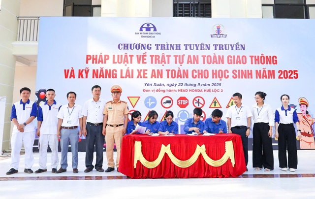 Nghệ An: Tăng cường giáo dục pháp luật và kỹ năng lái xe an toàn cho học sinh