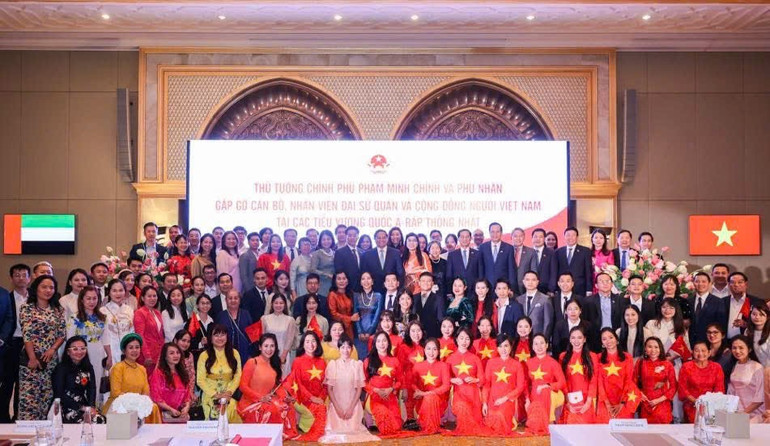 Trong khuôn khổ chuyến thăm chính thức Các Tiểu vương quốc Arab thống nhất (UAE) vào tháng 10/2024, Thủ tướng Chính phủ Phạm Minh Chính đã có cuộc gặp gỡ cộng đồng người Việt tại UAE.