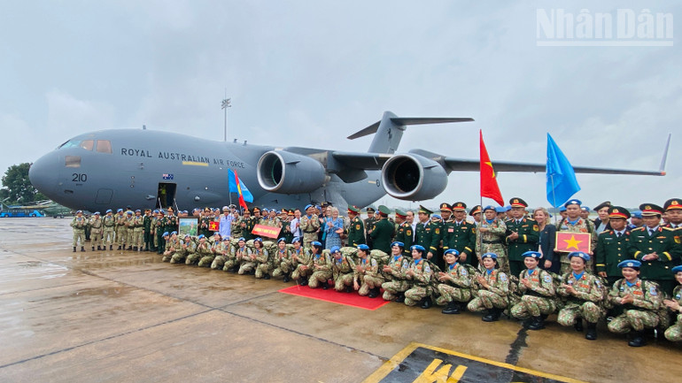 Các đơn vị chụp ảnh lưu niệm trước khi lên đường.