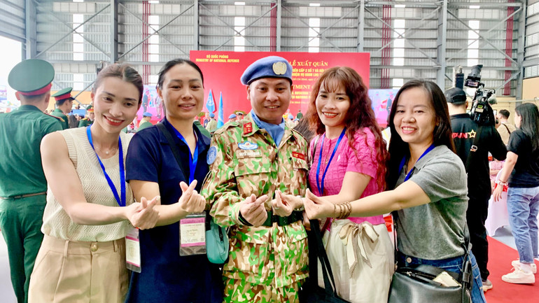 Cán bộ, chiến sĩ chia tay người thân.