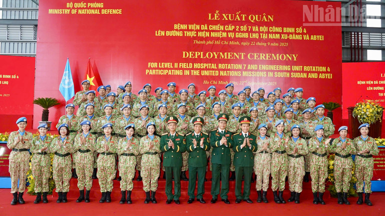 Các đơn vị chụp ảnh lưu niệm trước khi xuất quân.