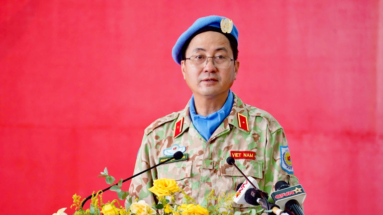 Thiếu tướng Phạm Mạnh Thắng, Cục trưởng Cục Gìn giữ hòa bình báo cáo công tác chuẩn bị.