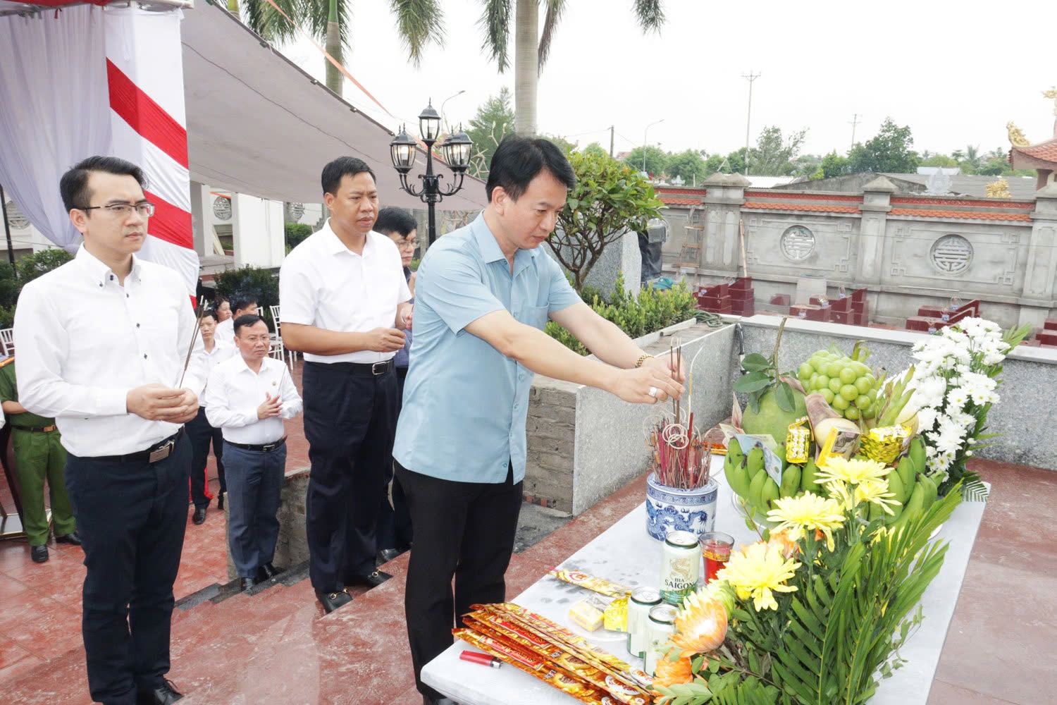 Các đại biểu dâng hương tại Nghĩa trang Liệt sĩ An Hòa. Các đại biểu dâng hương tại Nghĩa trang Liệt sĩ An Hòa.