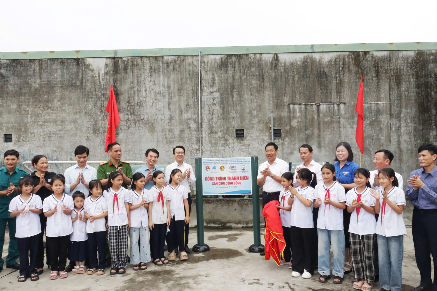 Các đại biểu kéo băng khánh thành Công trình khu vui chơi cho thanh thiếu nhi và nhân dân. Các đại biểu kéo băng khánh thành Công trình khu vui chơi cho thanh thiếu nhi và nhân dân.