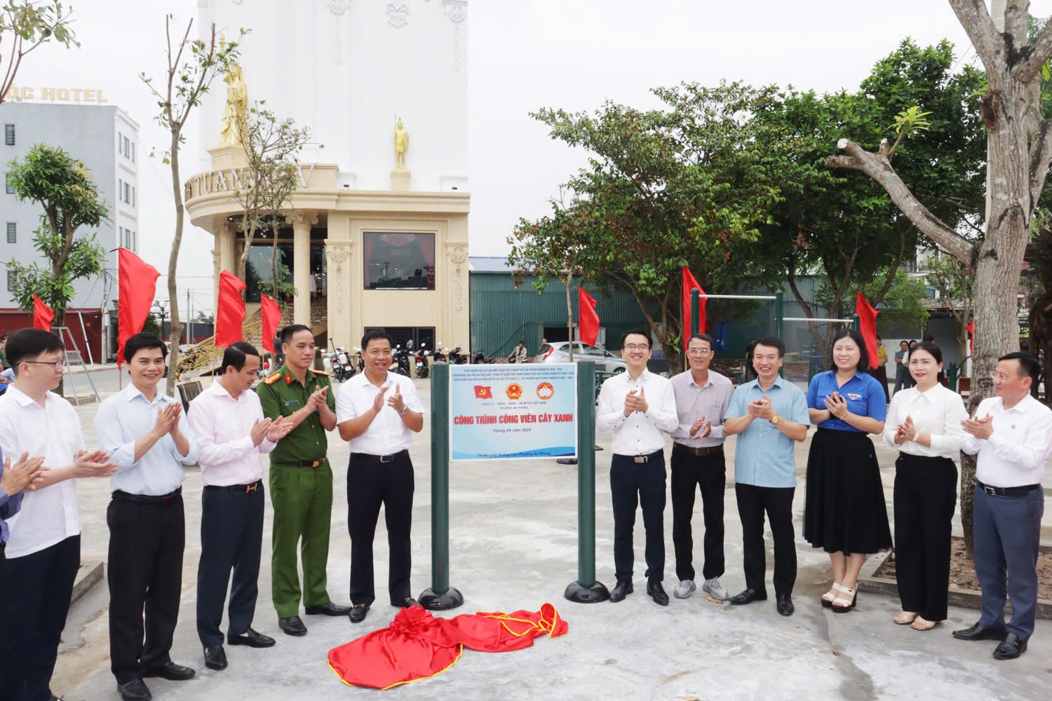 Các đại biểu kéo băng khánh thành Công trình Dự án công viên cây xanh. Các đại biểu kéo băng khánh thành Công trình Dự án công viên cây xanh.