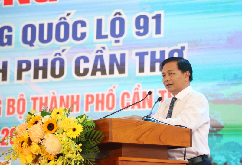 Ông Trần Văn Lâu - Chủ tịch UBND TP Cần Thơ phát lệnh đồng loạt khởi công, khánh thành 18 công trình hạ tầng