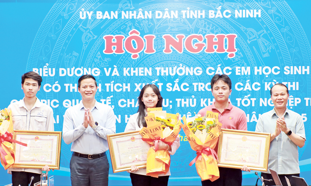 Chủ tịch UBND tỉnh Vương Quốc Tuấn và Phó Chủ tịch Thường trực UBND tỉnh Mai Sơn trao Bằng khen của Chủ tịch UBND tỉnh cho các em học sinh đoạt giải Olympic khu vực và quốc tế năm 2025.