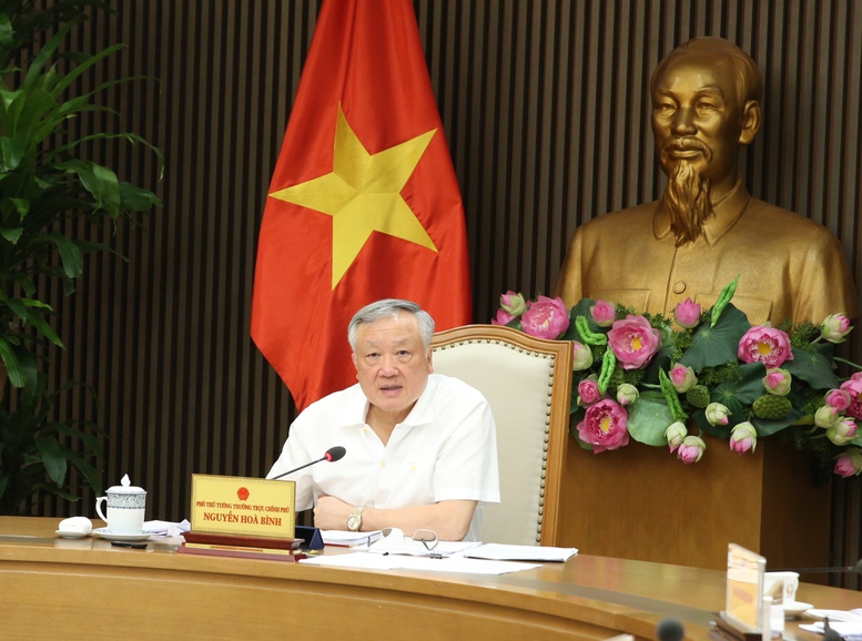 Phó Thủ tướng Thường trực Chính phủ Nguyễn Hòa Bình yêu cầu các bộ, ngành chủ trì xây dựng các dự thảo tiếp thu tối đa ý kiến góp ý, hoàn chỉnh hồ sơ dự thảo, gửi Văn phòng Chính phủ để thẩm định - Ảnh: VGP/Nguyễn Hoàng