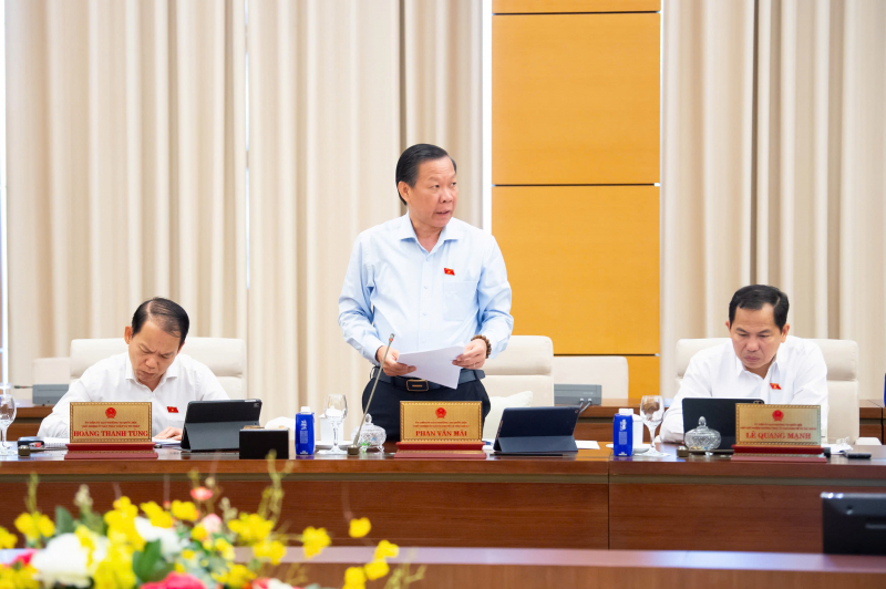 Chủ nhiệm Uỷ ban Kinh tế và Tài chính Phan Văn Mãi trình bày báo cáo Thẩm tra dự án luật.