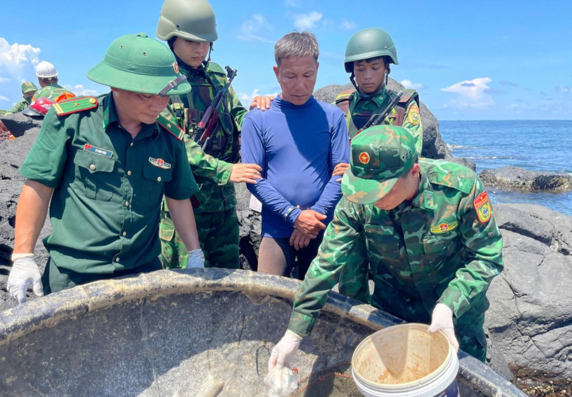 Đối tượng Hồ Ngọc Tới cùng tang vật bị bắt giữ.(Ảnh: bienphong.com.vn)