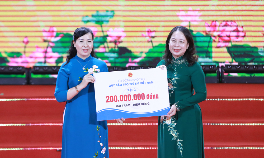 Phó Chủ tịch nước Võ Thị Ánh Xuân trao quà của Quỹ Bảo trợ trẻ em Việt Nam cho lãnh đạo Ủy ban MTTQ tỉnh. Phó Chủ tịch nước Võ Thị Ánh Xuân trao quà của Quỹ Bảo trợ trẻ em Việt Nam cho lãnh đạo Ủy ban MTTQ tỉnh.