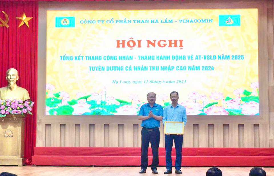 Ông Bùi Minh Thanh - Phó Chủ tịch Thường trực LĐLĐ tỉnh Quảng Ninh trao bằng khen của LĐLĐ tỉnh Quảng Ninh cho Công đoàn Công ty Cổ phần than Hà Lầm - Viancomin. Ông Bùi Minh Thanh - Phó Chủ tịch Thường trực LĐLĐ tỉnh Quảng Ninh trao bằng khen của LĐLĐ tỉnh Quảng Ninh cho Công đoàn Công ty Cổ phần than Hà Lầm - Viancomin.