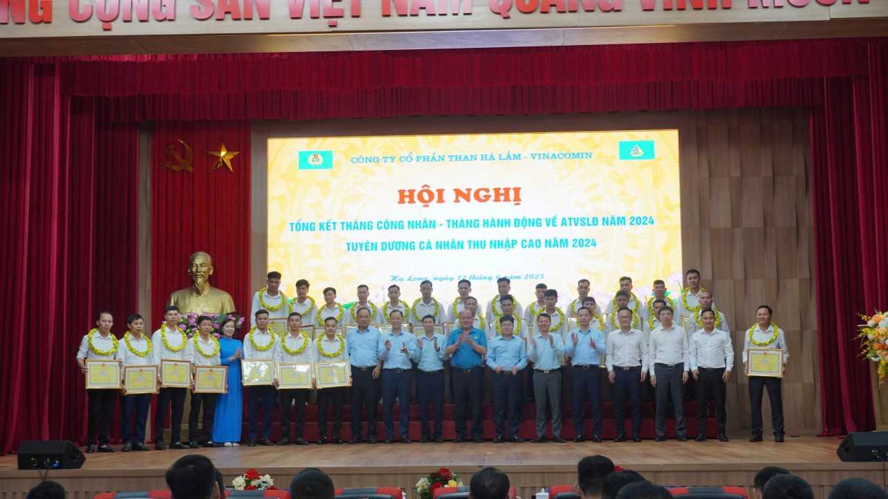 uyên dương, trao thưởng cho các tập thể, cá nhân xuất sắc Tháng Công nhân năm 2025 và thợ lò thu nhập cao năm 2024. uyên dương, trao thưởng cho các tập thể, cá nhân xuất sắc Tháng Công nhân năm 2025 và thợ lò thu nhập cao năm 2024.