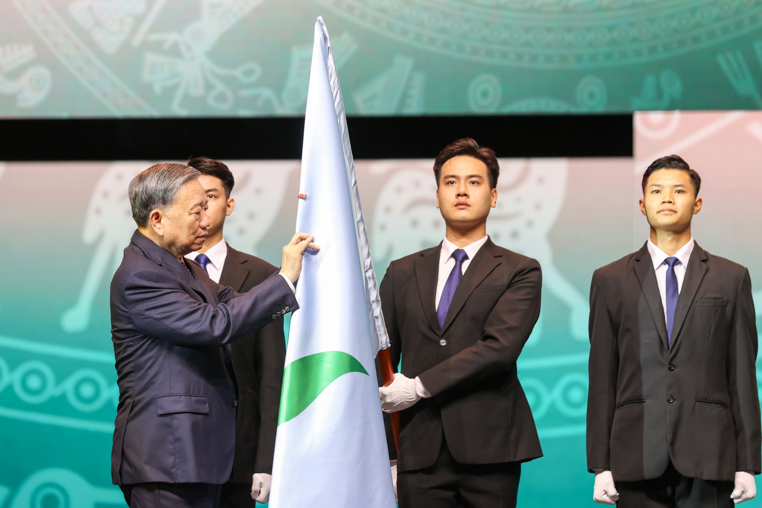 Ghi nhận những đóng góp quan trọng của Petrovietnam, Tổng Bí thư Tô Lâm đã gắn Huân chương Lao động hạng Nhất lên Cờ truyền thống của Petrovietnam