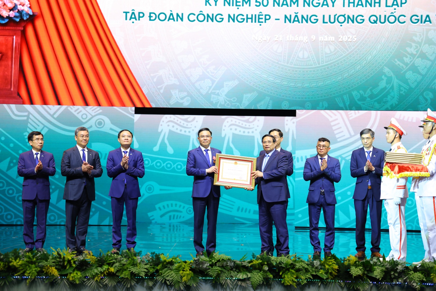 Thủ tướng Chính phủ Phạm Minh Chính trao Huân chương Lao động hạng Nhất cho đồng chí Lê Mạnh Hùng, Bí thư Đảng ủy, Chủ tịch HĐTV Petrovietnam