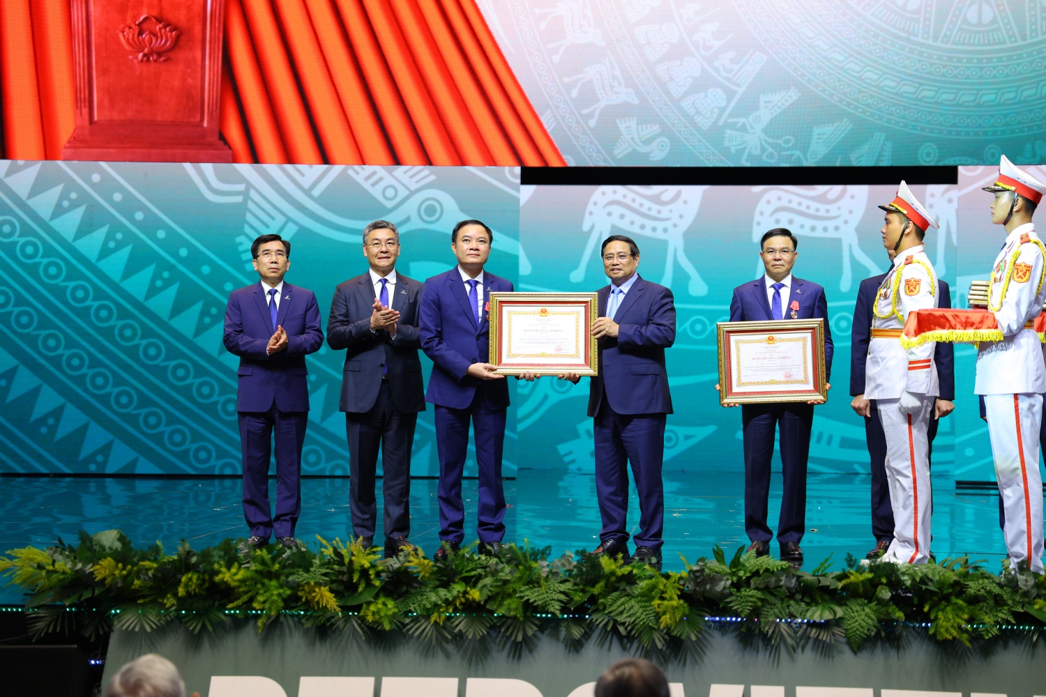 Thủ tướng Chính phủ Phạm Minh Chính trao Huân chương Lao động hạng Nhất cho đồng chí Lê Ngọc Sơn Tổng Giám đốc Petrovietnam