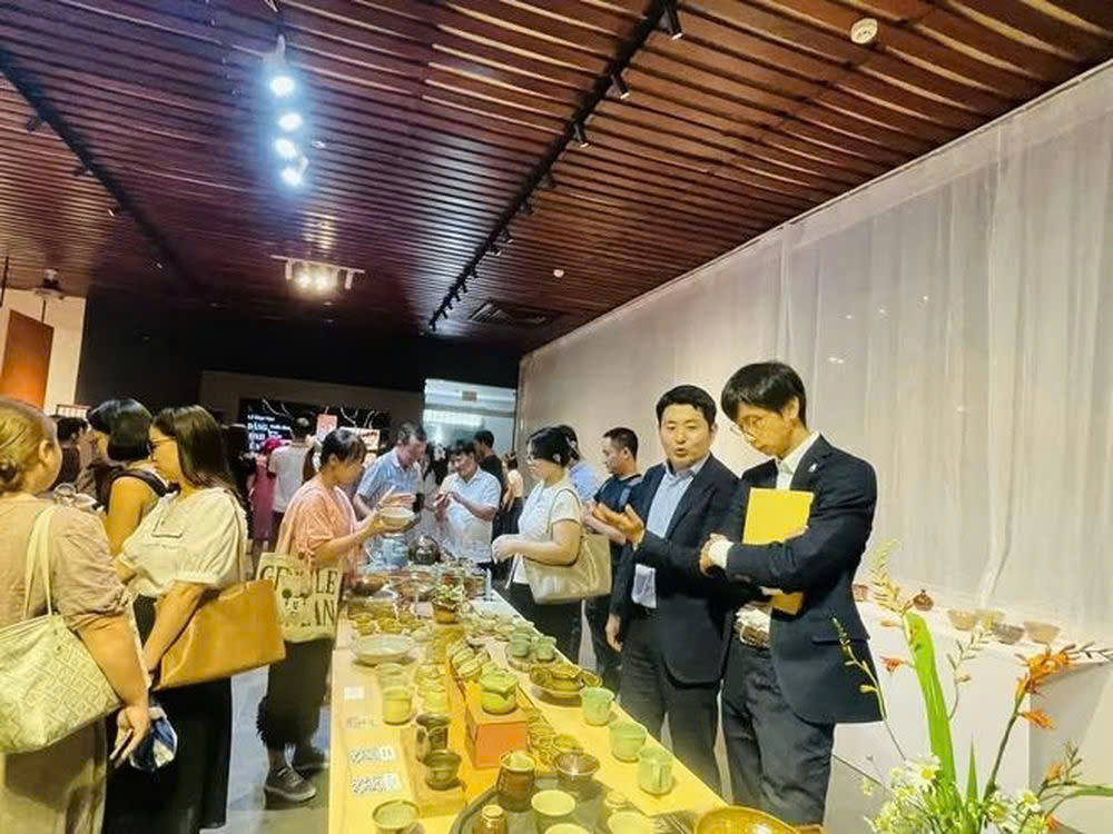 Triển lãm “Dáng hình của đất” tôn vinh vẻ đẹp của gốm Phù Lãng và gốm Nhật Bản