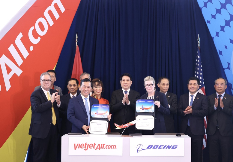 Tổng giám đốc Vietjet Đinh Việt Phương (trái) và Chủ tịch kiêm Tổng giám đốc Boeing Commercial Airplanes bà Stephanie Pope (phải), ký kết bàn giao máy bay 737-8 đầu tiên