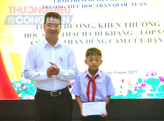 Chủ tịch UBND phường Thành Nhất ông Nguyễn Đình Tâm khen thưởng em Khang.