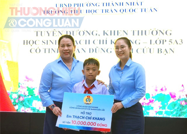 Đại diện Ngân hàng Vietinbank chi nhánh Đắk Lắk cũng đã trao tặng, hỗ trợ em Khang 10 triệu đồng.