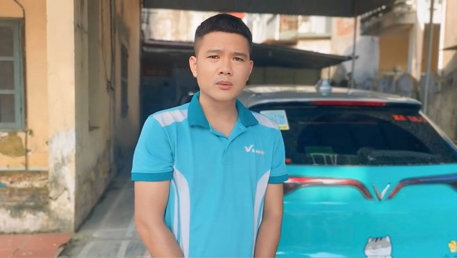 Tài xế Phạm Huy Hùng bị bắt quả tang khi đang vận chuyển 2.700 bao thuốc lá nhập lậu Tài xế Phạm Huy Hùng bị bắt quả tang khi đang vận chuyển 2.700 bao thuốc lá nhập lậu