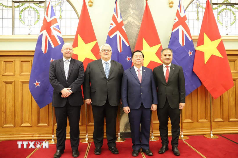 Trưởng Ban Tuyên giáo và Dân vận Trung ương Nguyễn Trọng Nghĩa cùng Chủ tịch Quốc hội New Zealand Gerry Brownlee và các đại biểu. (Ảnh: Thanh Tú/TTXVN)