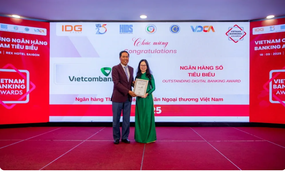 Bà Phạm Châu Loan - Phó Trưởng phòng Phát triển Kênh số và Đối tác trình bày tham luận tại diễn đàn