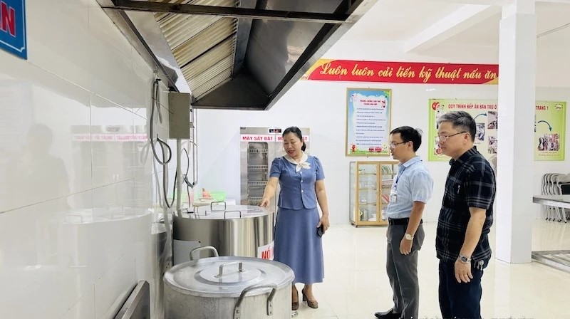 Đoàn kiểm tra Chi cục An toàn vệ sinh thực phẩm kiểm tra tại bếp ăn tập thể Trường Mầm non Tiên Trang 1.