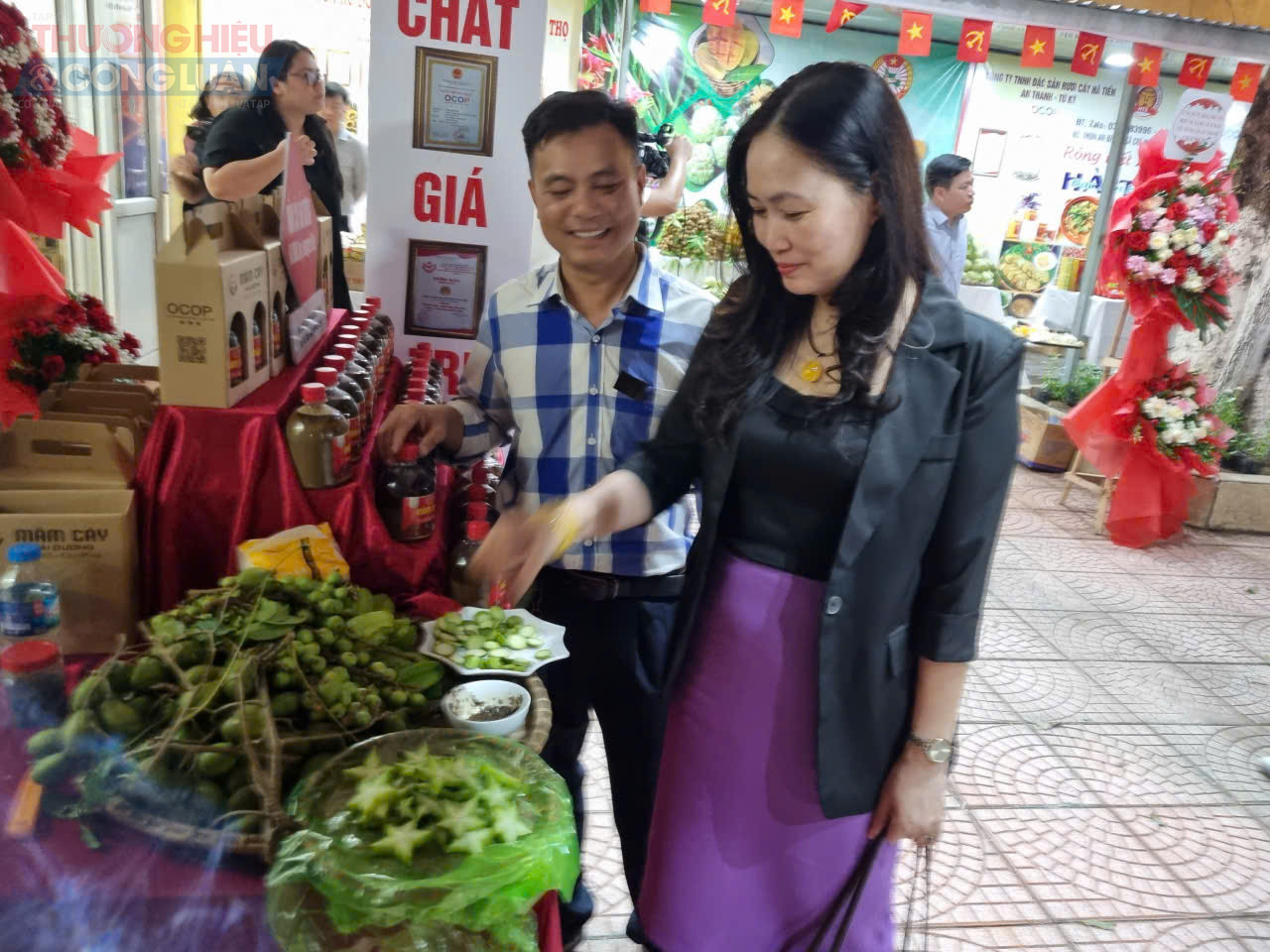 Bà Vũ Thị Kim Phượng – Phó Giám đốc Sở Công Thương tham qua gian hàng. Bà Vũ Thị Kim Phượng – Phó Giám đốc Sở Công Thương tham qua gian hàng.
