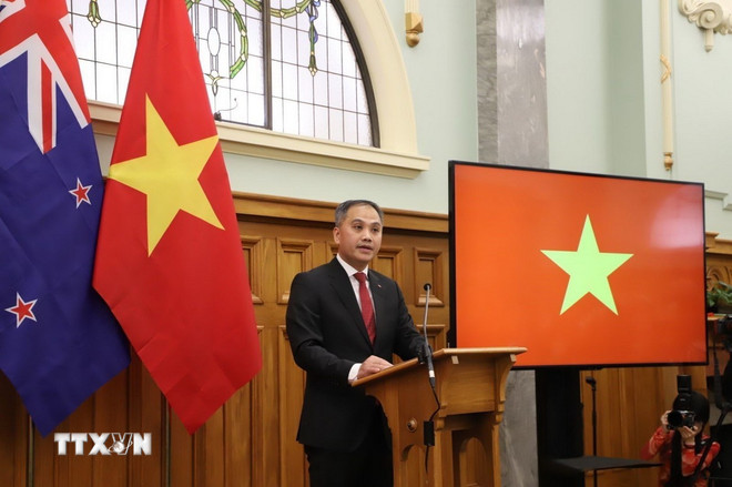 Đại sứ Việt Nam tại New Zealand Phan Minh Giang phát biểu tại thể Lễ kỷ niệm. (Ảnh: Thanh Tú/TTXVN)