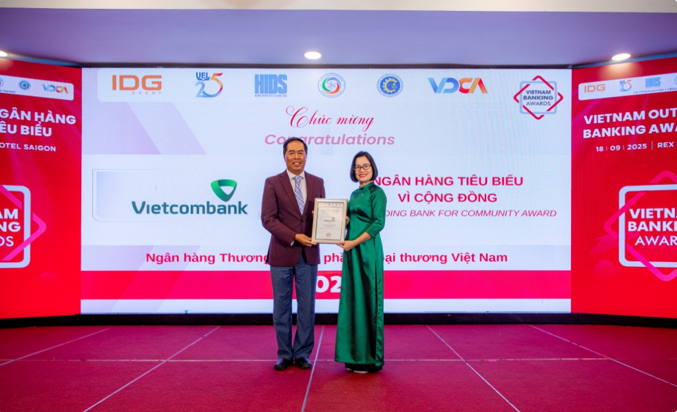 Bà Lê Thị Thu Hà - Phó Chủ tịch thường trực Công đoàn đại diện Vietcombank nhận giải thưởng “Ngân hàng tiêu biểu vì cộng đồng”