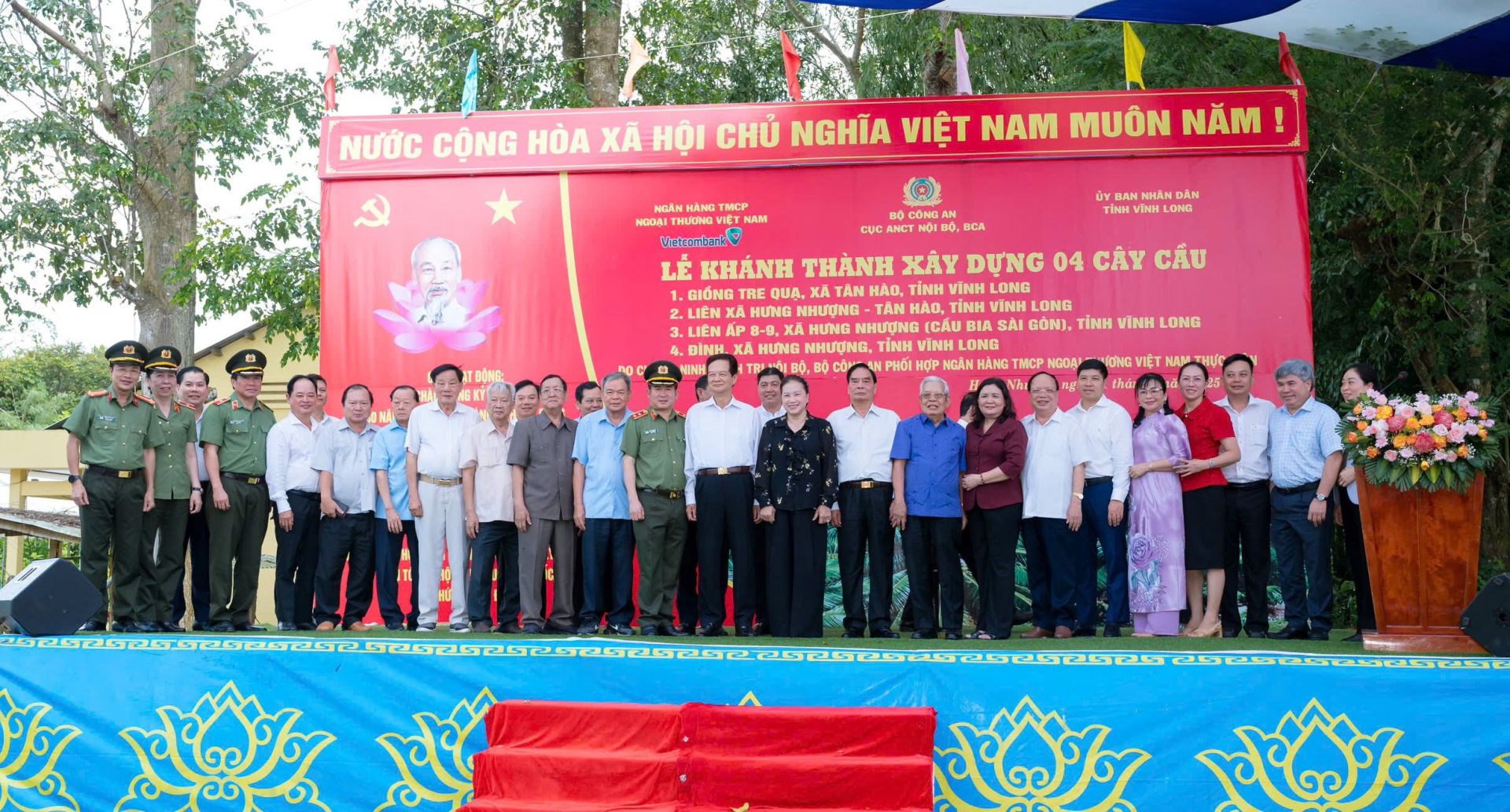 Các đồng chí lãnh đạo, nguyên lãnh đạo Đảng, Nhà nước, lãnh đạo tỉnh Vĩnh Long cùng các đại biểu chụp ảnh lưu niệm tại lễ khánh thành