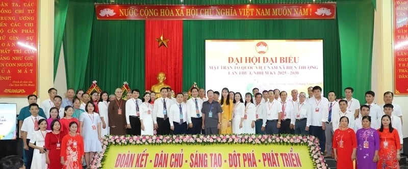 Ủy ban MTTQ xã Biện Thượng khóa I, nhiệm kỳ 2025-2030 ra mắt tại Đại hội.