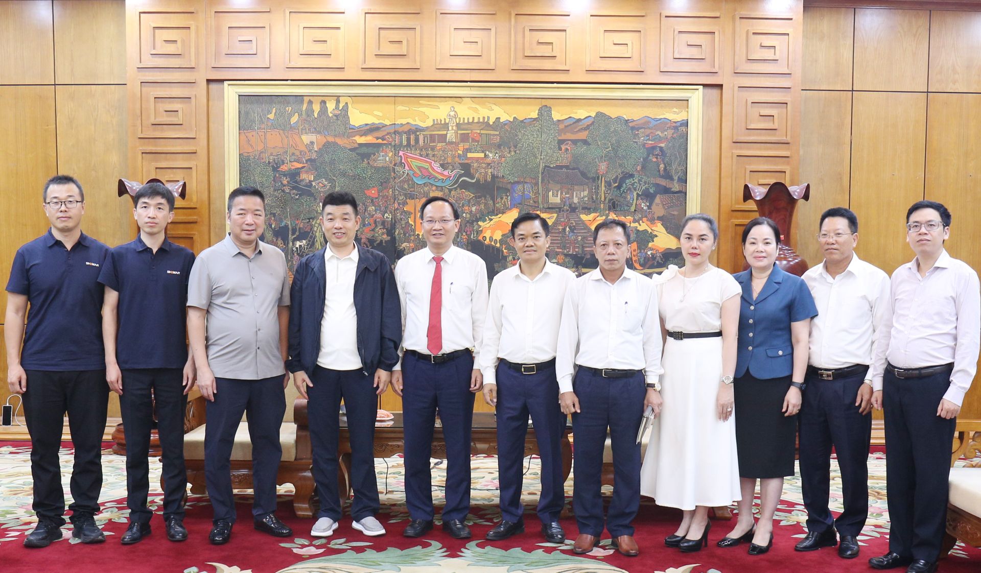 Phó Chủ tịch UBND tỉnh Phạm Văn Thịnh và các lãnh đạo Sở, ngành chụp ảnh lưu niệm cùng thành viên Công ty Shemar Power