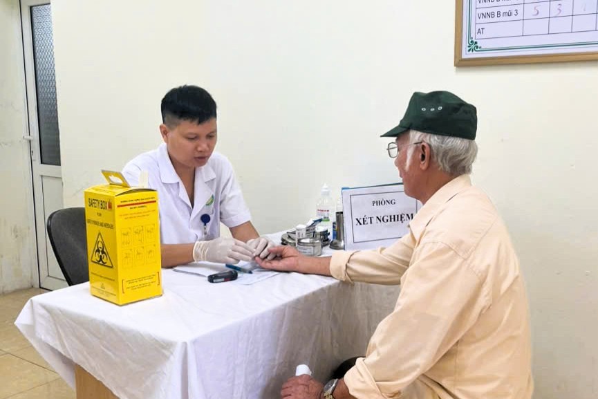 Trung tâm Y tế Kinh Môn triển khai kế hoạch khám sức khỏe cho hơn 7.580 người cao tuổi