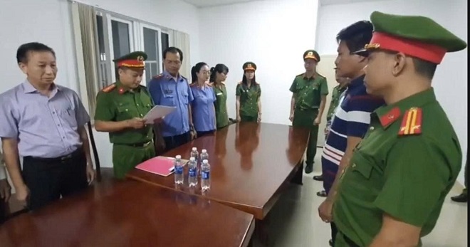 Vụ tán sỏi cho bệnh nhân khi máy hỏng: Hai trưởng khoa Bệnh viện Đa khoa Vùng Tây Nguyên bị bắt