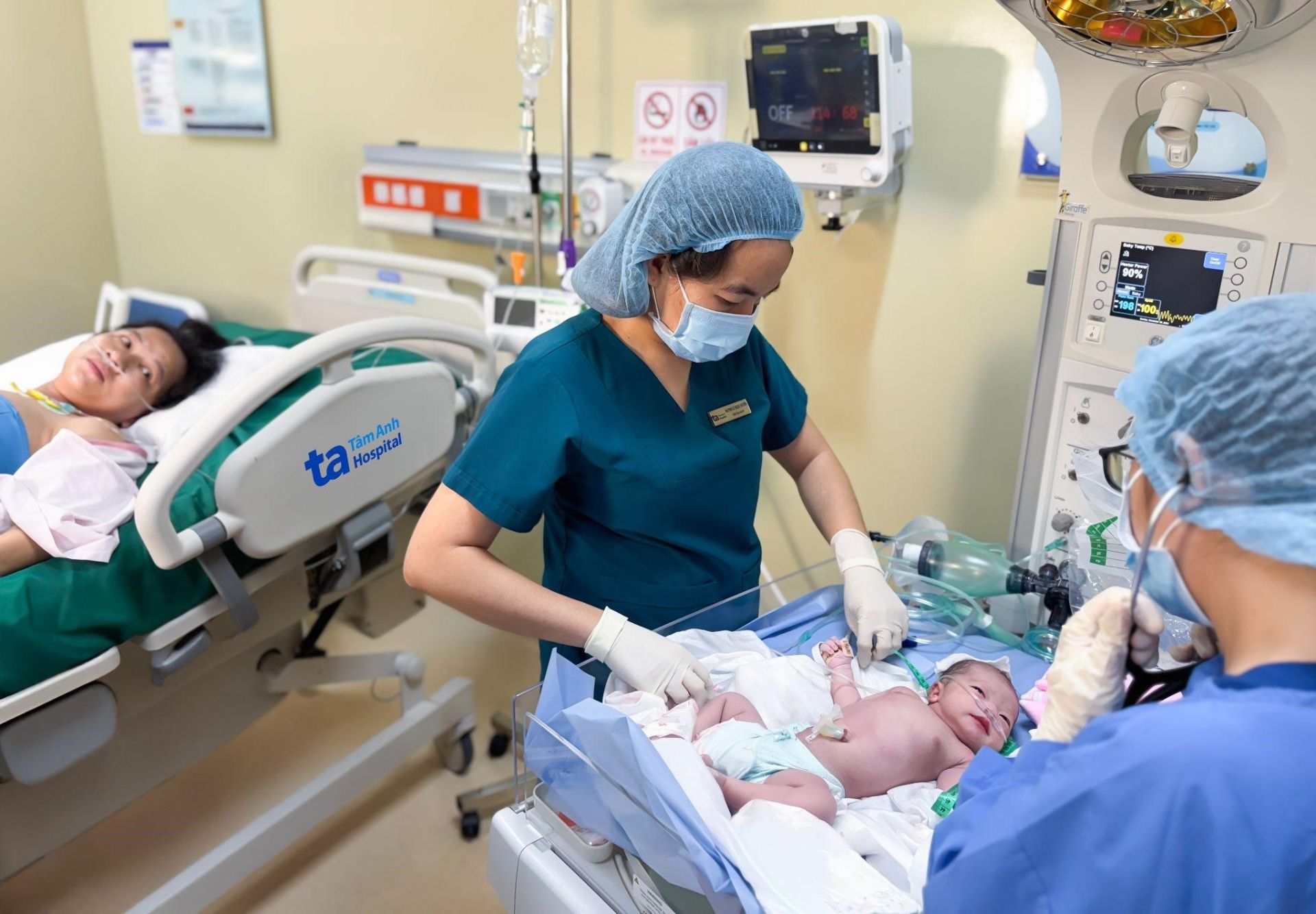 Chị Hồ Thị Hồng Linh, 40 tuổi, ở Bình Dương, vô sinh 12 năm, chuyển phôi 8 lần thất bại, từng có chỉ định nhờ người mang thai hộ ở các cơ sở trước đó, đã điều trị thành công tại IVF Tâm Anh và sinh con khỏe mạnh