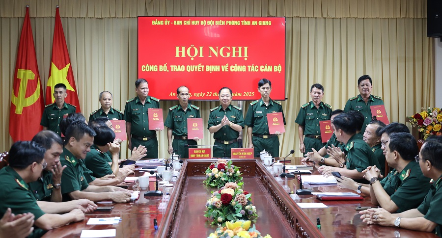 Đại t&aacute; Trần Ngọc Ch&acirc;u, Ph&oacute; Chỉ huy trưởng - Tham mưu trưởng Ban Chỉ huy BĐBP tỉnh trao quyết định cho c&aacute;c đồng ch&iacute;.