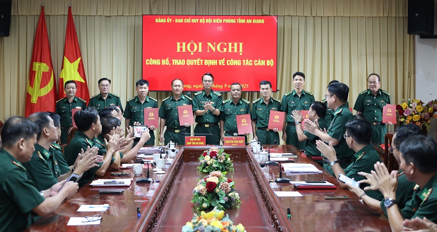 Đại t&aacute; Do&atilde;n Đ&igrave;nh Tr&aacute;nh, Ph&oacute; Ch&iacute;nh ủy Ban Chỉ huy BĐBP tỉnh trao quyết định cho c&aacute;c đồng ch&iacute;.