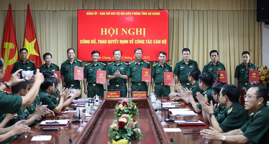 Đại t&aacute; L&ecirc; Ho&agrave;ng Việt, Ph&oacute; Ch&iacute;nh ủy Ban Chỉ huy BĐBP tỉnh trao quyết định cho c&aacute;c đồng ch&iacute;.